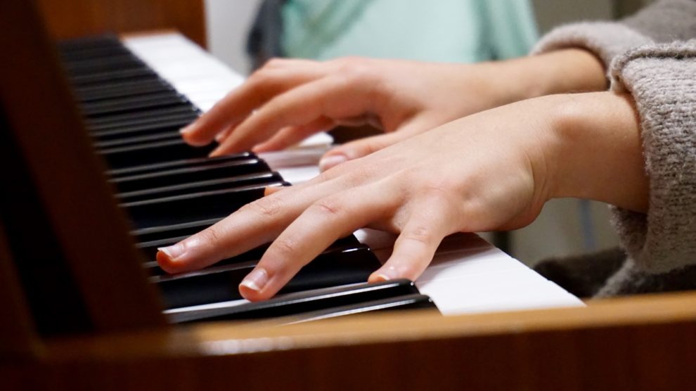 La forme à 5 doigts sur un piano
